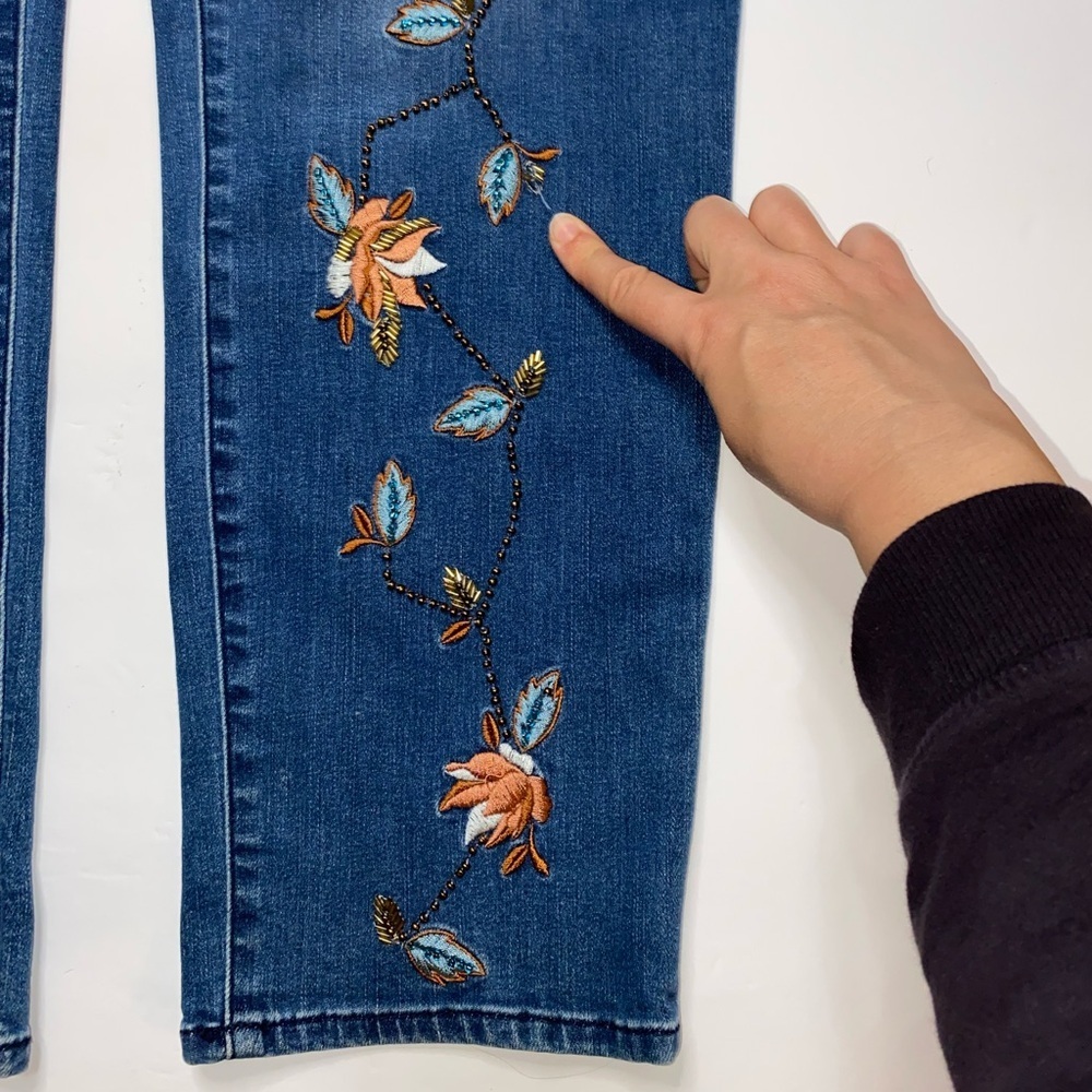 Chico’s So Slimming Floral Embellished Girlfriend Ankle Jeans Size 2.5 (US 14) - Picture 8 of 15
